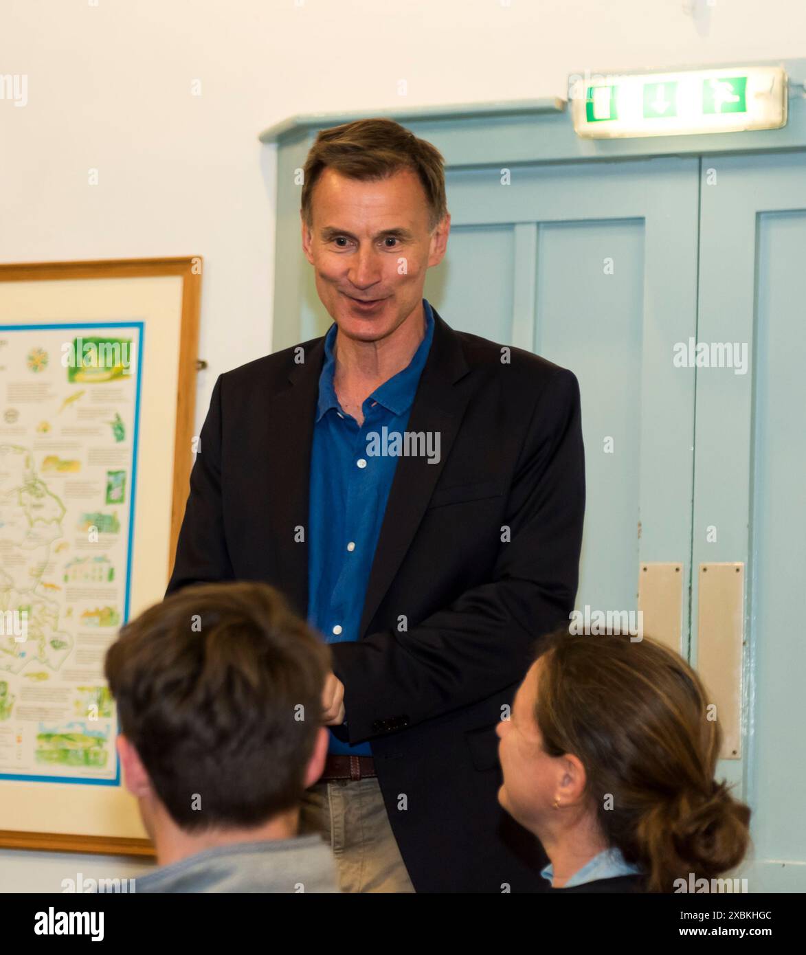 Shamley Green, Surrey, Regno Unito. Mercoledì 12 giugno 2024. Jeremy Hunt Cancelliere conservatore che ha fatto campagna elettorale nel suo collegio elettorale Godalming and Ash ad Arbuthnot Hall, Shamley Green, Surrey, parla con i suoi elettori e fedeli del partito conservatore. Foto Stock