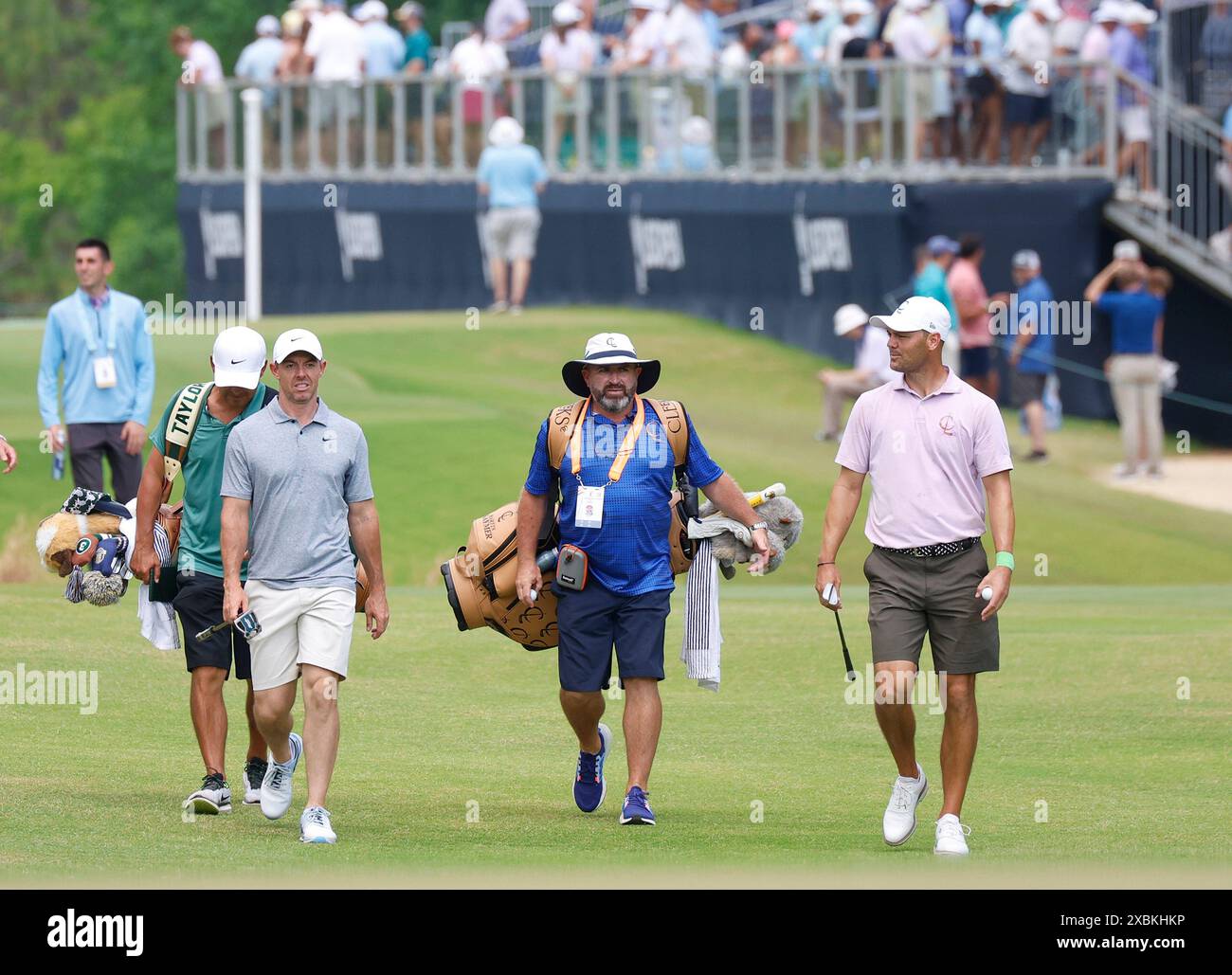 Pinehurst, Stati Uniti. 12 giugno 2024. Rory McIlroy dell'Irlanda del Nord e Martin Kaymer della Germania camminano lungo un fairway durante un round di allenamento al 124esimo campionato di golf degli U.S. Open al Pinehurst Resort & Country Club di Pinehurst, N.C. mercoledì 12 giugno 2024. Foto di John Angelillo/UPI credito: UPI/Alamy Live News Foto Stock