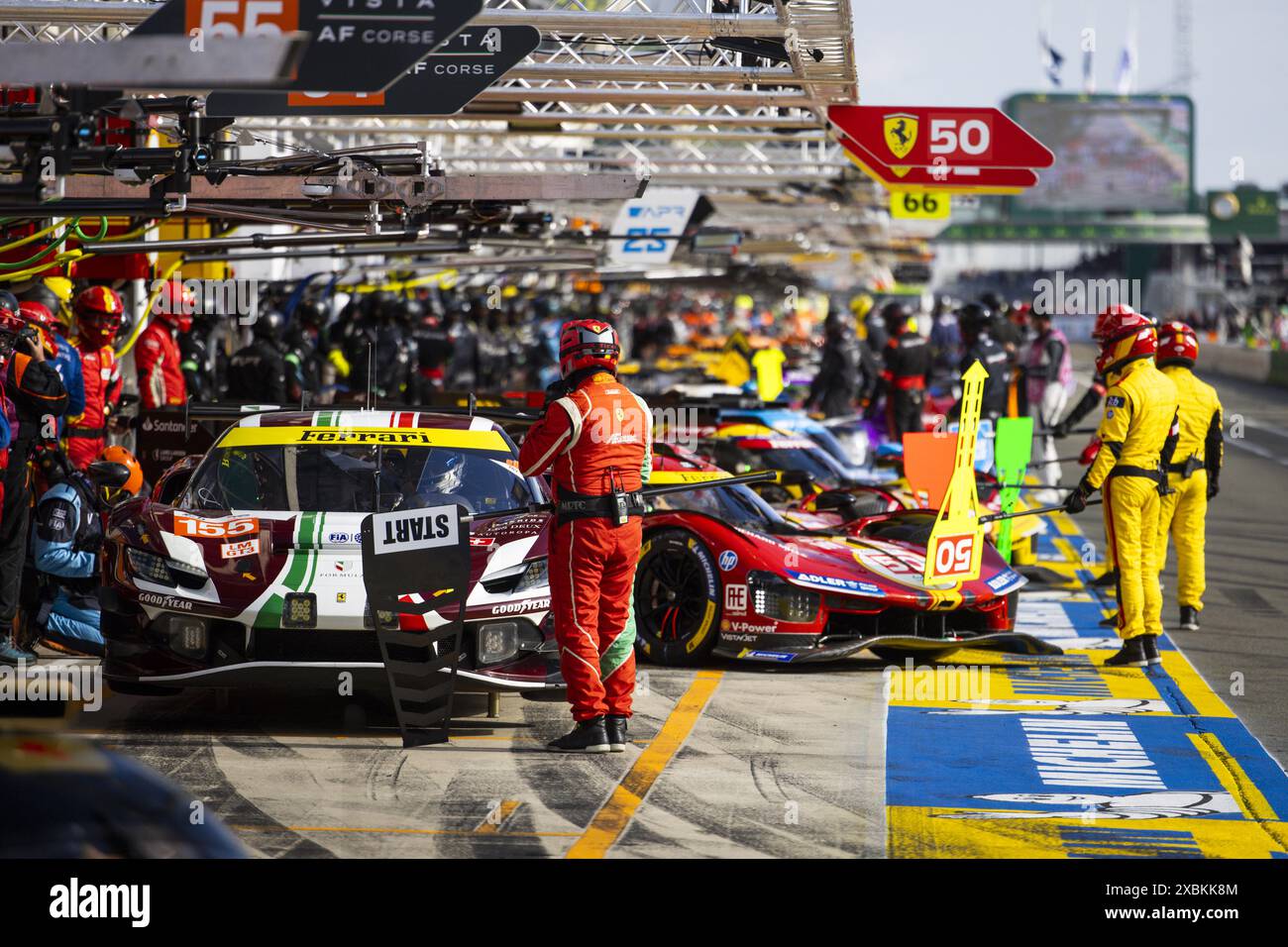 155 LAURSEN Johnny (dnk), LAURSEN Conrad (dnk), TAYLOR Jordan (usa), Spirit of Race, Ferrari 296 LMGT3 #155, LM GT3, 50 FUOCO Antonio (ita), MOLINA Miguel (spa), NIELSEN Nicklas (dnk), Ferrari AF Corse, Ferrari 499P #50, Hypercar, FIA WEC, atmosfera durante la sessione di qualificazione del mercoledì della 24 ore di le Mans 2024, 4° round del Campionato Mondiale Endurance FIA 2024, sul circuito des 24 Heures du Mans, il 12 giugno 2024 a le Mans, Francia Foto Stock