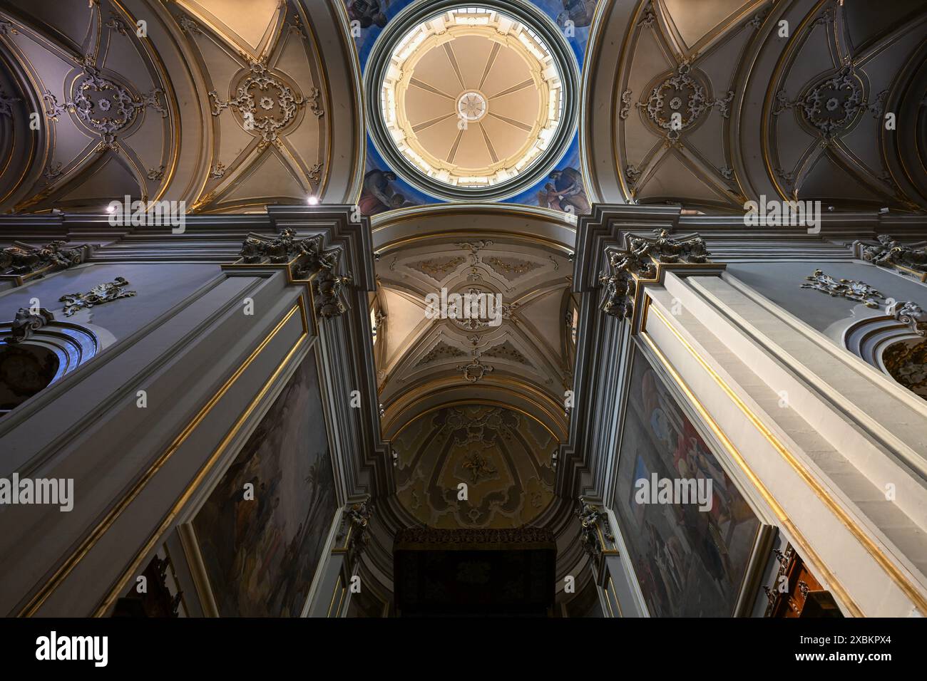 Ragusa, Italia - 26 agosto 2023: Cattedrale di San Giovanni Battista nella città barocca di Ragusa in Sicilia, Italia Foto Stock