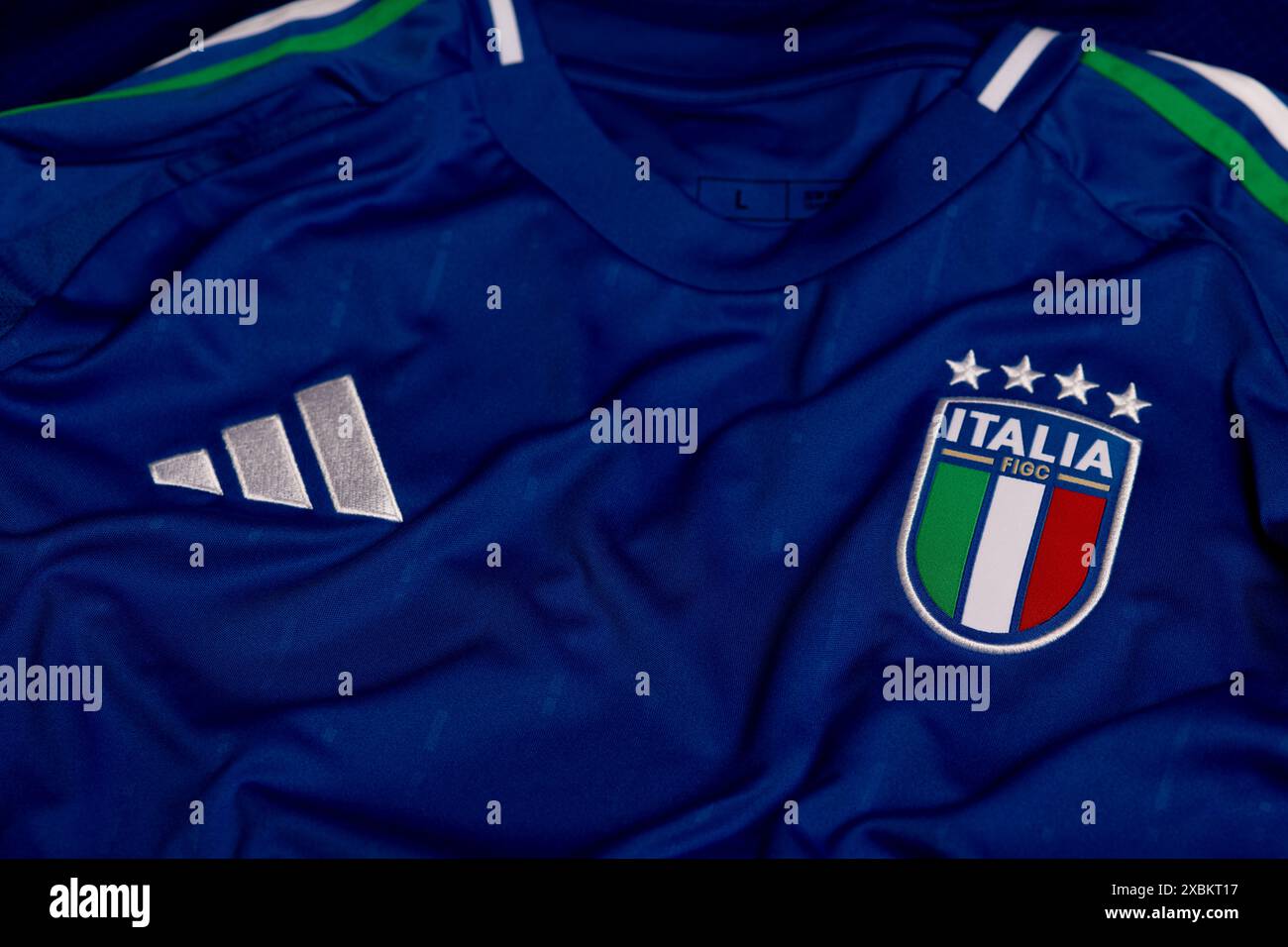Primo piano dello stemma della nazionale di calcio sulla divisa Home. UEFA EURO 2024. Foto Stock