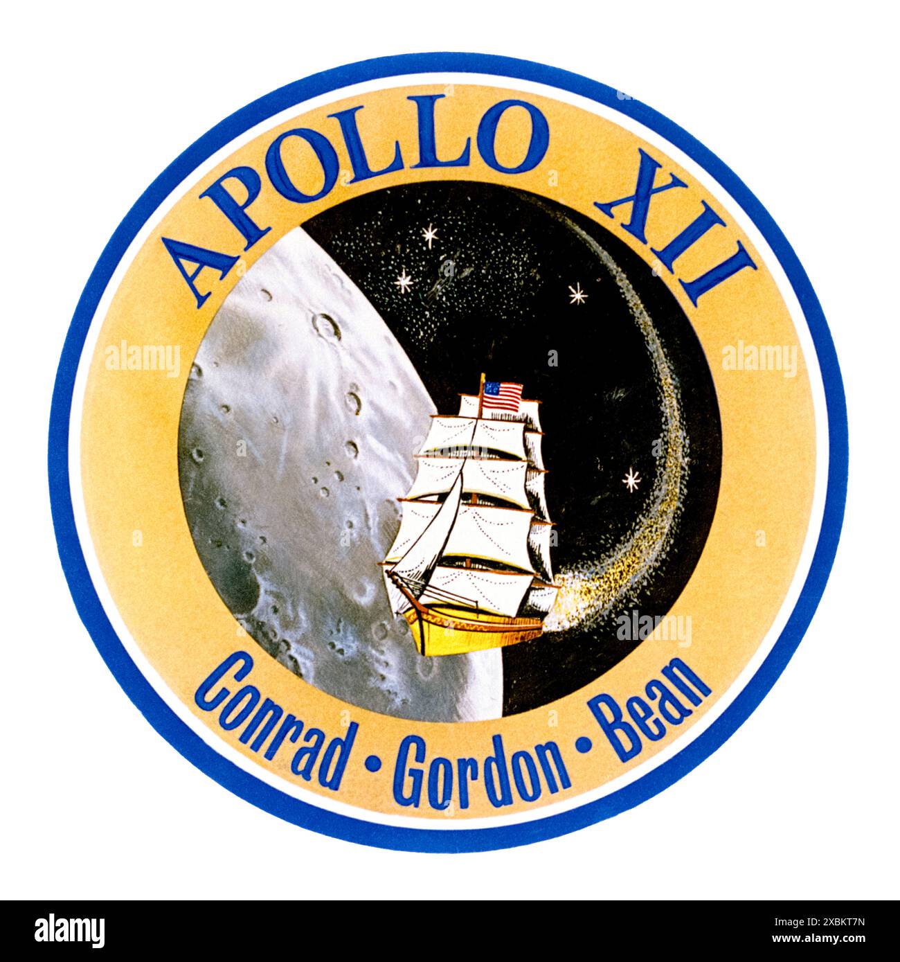 Apollo 12 con equipaggio atterrando lunare 1969 insegne che mostrano una nave clipper che arriva sulla luna circondata in blu e oro con i nomi dell'equipaggio che erano comandanti della Marina degli Stati Uniti all'epoca: Charles 'Pete' Conrad Jr., Richard F. Gordon Jr. E Alan L. Bean. Foto Stock