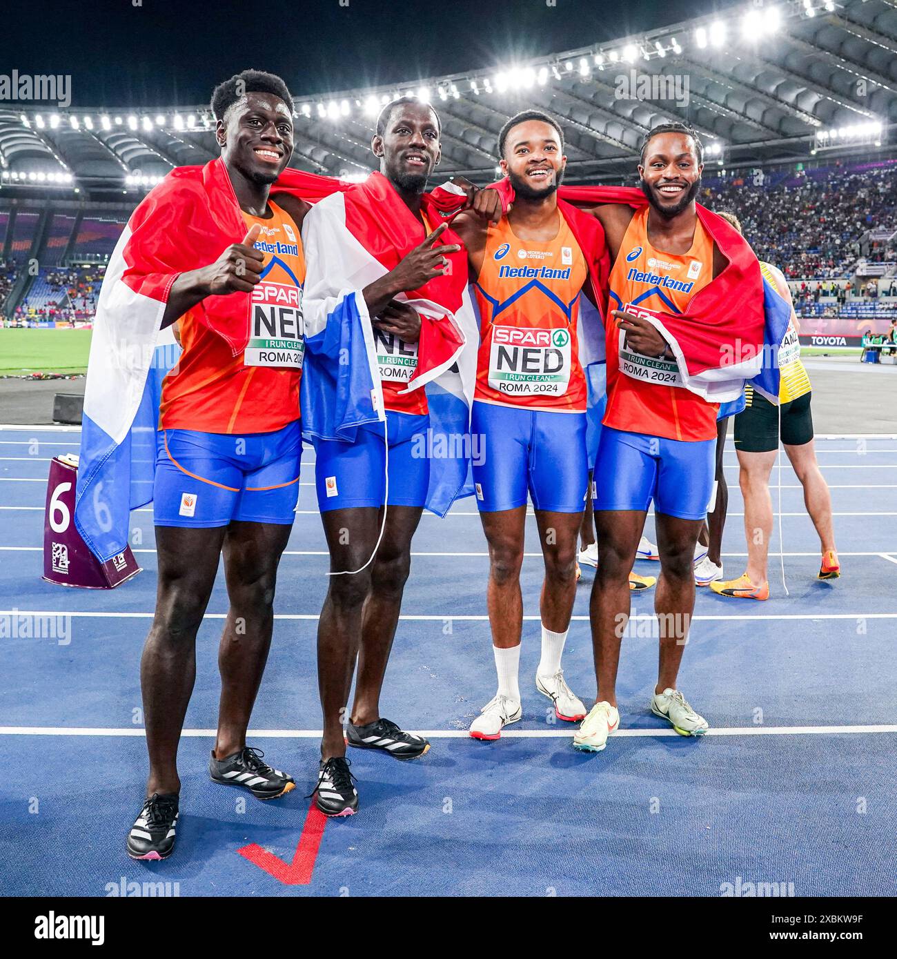 ROMA, ITALIA - 12 GIUGNO: Elvis Afrifa dei Paesi Bassi, Taymir Burnet dei Paesi Bassi, Xavi Mo-Ajok dei Paesi Bassi, Nsikak Ekpo dei Paesi Bassi vincitore del secondo posto (medaglia d'argento) e tenendo la bandiera dopo aver gareggiato nella finale maschile di staffetta 4 x 100m durante il sesto giorno dei Campionati europei di atletica leggera - Roma 2024 allo Stadio Olimpico il 12 giugno 2024 a Roma, Italia. (Foto di Joris Verwijst/Getty Images) credito: Agenzia BSR/Alamy Live News Foto Stock