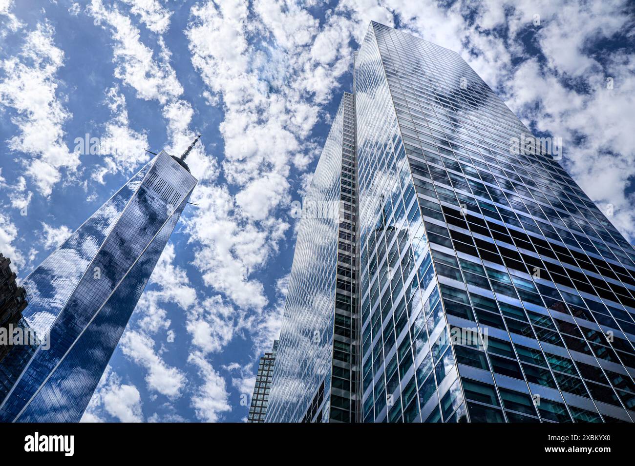 One World Trade Center e 200 West Street, vista ad angolo basso, edificio esterno contro le nuvole e il cielo blu, New York City, New York, USA Foto Stock