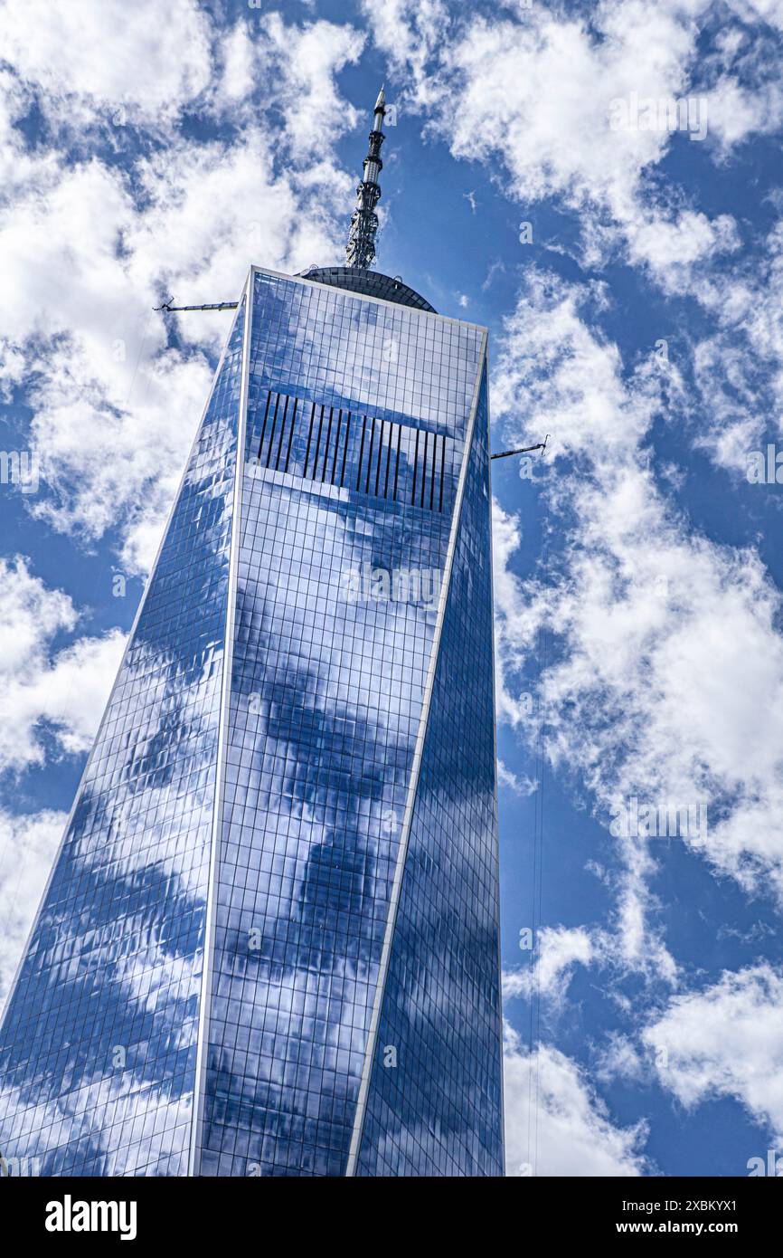 One World Trade Center, vista ad angolo basso, edificio esterno con nuvole e cielo blu, New York City, New York, Stati Uniti Foto Stock
