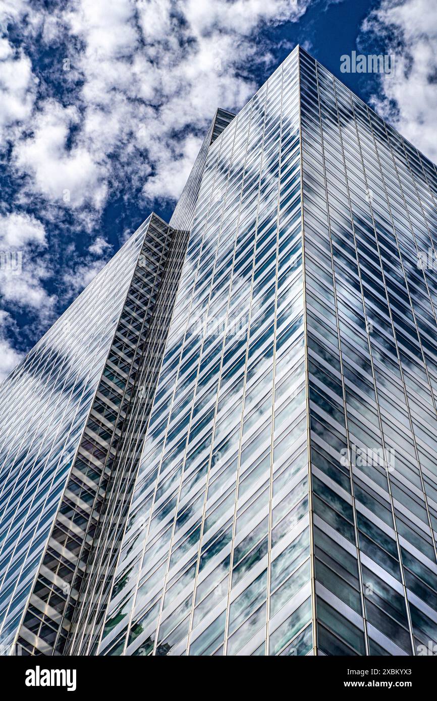 200 West Street, vista ad angolo basso, esterno dell'edificio contro le nuvole e il cielo blu, New York City, New York, Stati Uniti Foto Stock