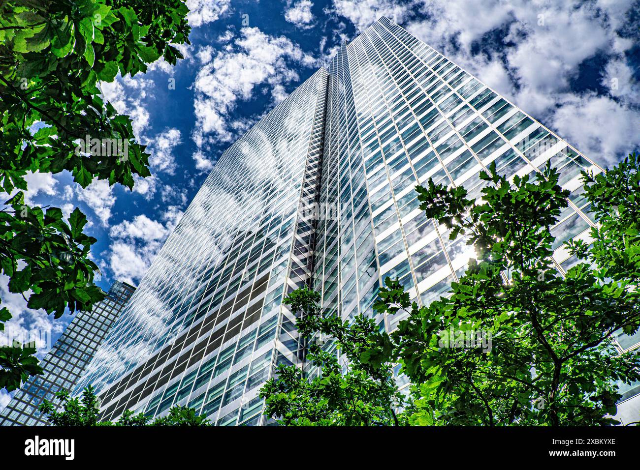 200 West Street, vista ad angolo basso, edificio esterno circondato da alberi contro nuvole e cielo blu, New York City, New York, Stati Uniti Foto Stock