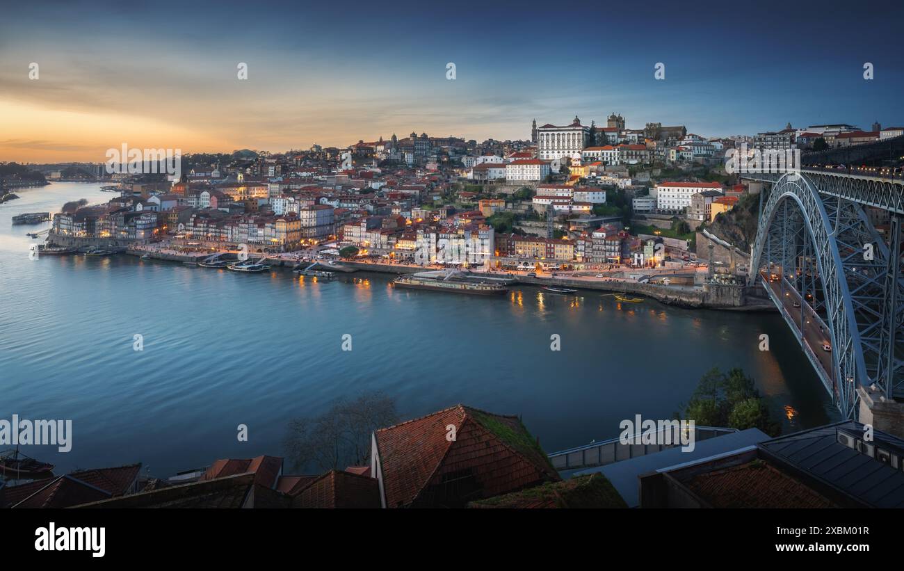 Lo skyline di Porto con il fiume Douro e il Ponte Dom Luis i al tramonto - Porto, Portogallo Foto Stock