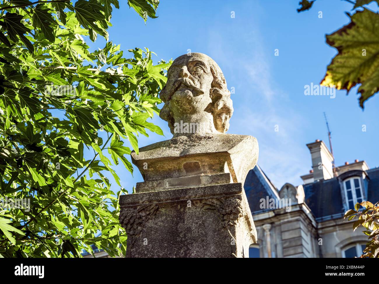 Busto dello scrittore francese Gustave Flaubert all'interno del Jardin du Luxembourg nel vi arrondissement di Parigi, Parigi, Francia. Foto Stock