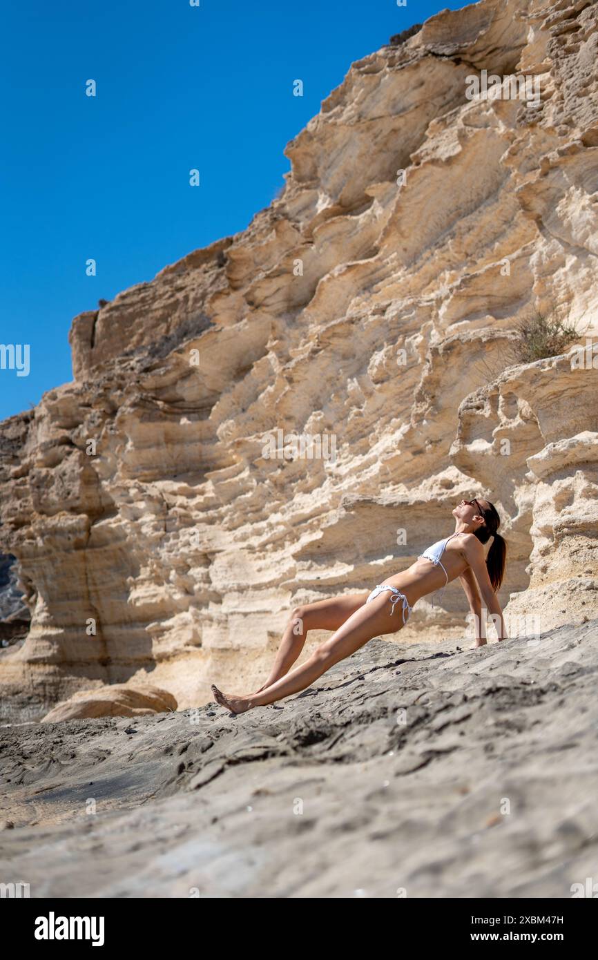 Bruna Top Model in posa in Bikini a Cabo de Gata Beach Andalusia, Spagna Foto Stock