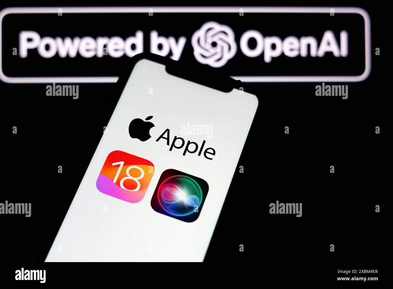 In questa illustrazione fotografica è stato visualizzato un logo Apple iOS 18 su un iPhone Apple con il logo Open ai sullo sfondo. Dopo la presentazione del ne Foto Stock