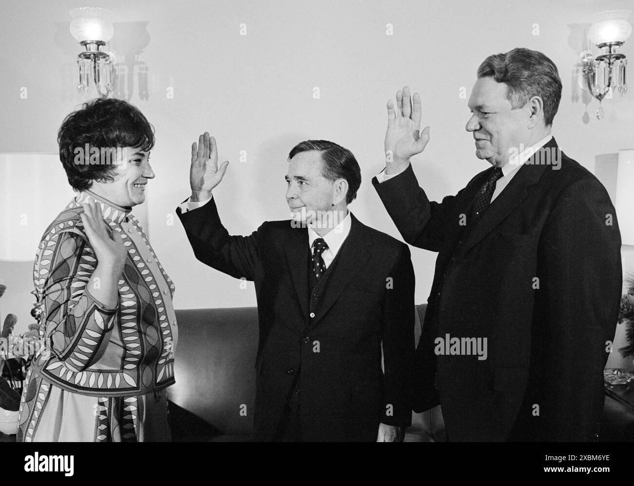 La deputata del Congresso di New York bella Abzug ha prestato giuramento dal presidente della camera Carl Albert e dal leader della maggioranza della camera Hale Boggs durante l'apertura del 92° Congresso degli Stati Uniti, Washington, D.C., USA, Marion S. Trikosko, U.S. News & World Report Magazine Photography Collection, 21 gennaio 1971 Foto Stock