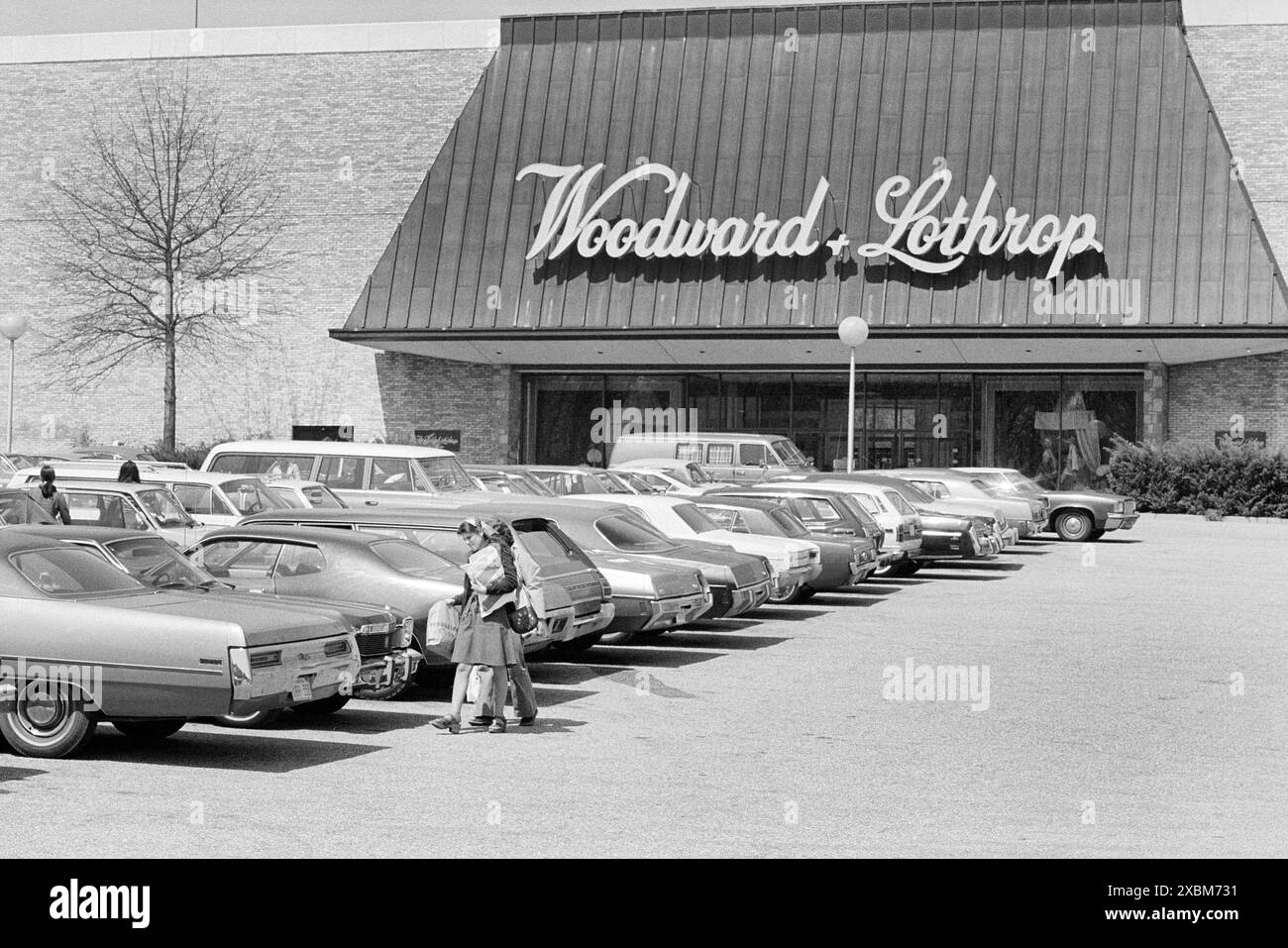 Gruppi di persone nel parcheggio fuori dai grandi magazzini Woodward & Lothrop, Tysons Corner Mall, Tysons Corner, Virginia, Stati Uniti Marion S. Trikosko, U.S. News & World Report Magazine Photography Collection, aprile 1976 Foto Stock