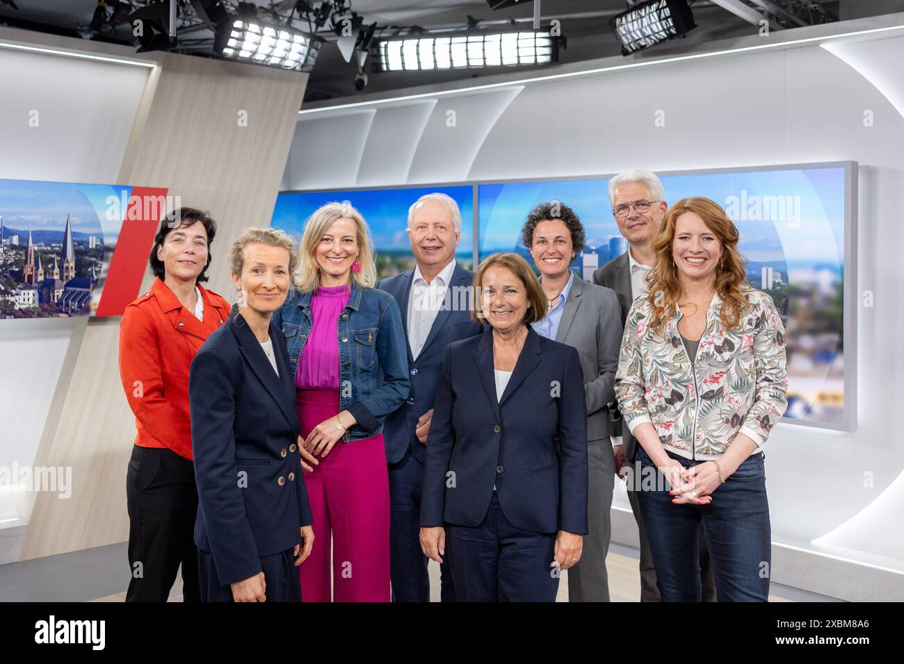 Eröffnung des neuen WDR Landesstudio Bonn 10.06.2024 Andrea KIEßLING, Andrea SCHAFARCZYK, Sonja FUHRMANN, Tom BUHROW, Gabi LUDWIG, Dominique HOFFMANN, Johannes DUCHROW und Janine BREUER-KOLO - Nach 17 Jahren zog das Landesstudio Bonn des WDR Westdeutscher Rundfunk vom ehemaligen ZDF Hauptstadtstudio in einen neu errichteten Bürokomplex a Bonn-Friesdorf. Parallela zur Ausstrahlung der ersten Ausgabe der Lokalzeit Bonn in HD fand in den Redaktionsräumen die Eröffnungsfeier statt. Bonn Friesdorf Nordrhein-Westfalen Deutschland *** apertura del nuovo studio regionale WDR a Bonn 10 06 2024 Andrea K. Foto Stock