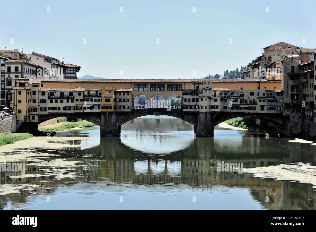 Costruzione lungo il fiume Arno con ponte Ponte Vecchio, Firenze, Toscana, Italia, Europa, ponte storico su un fiume in una città toscana con Foto Stock