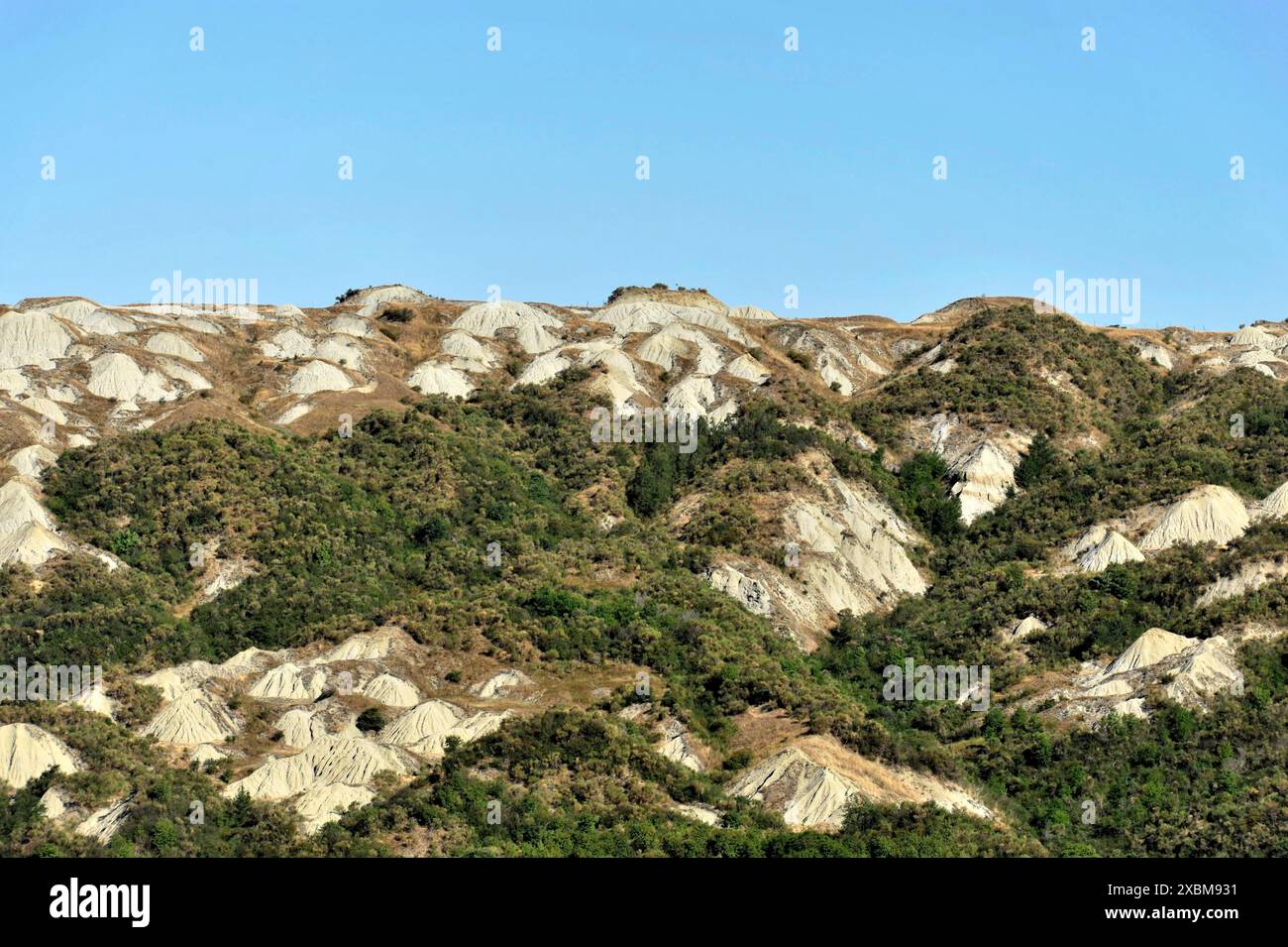 Paesaggio a sud di Pienza, Toscana, Italia, Europa, colline aride con poca vegetazione sotto un cielo limpido, Toscana Foto Stock