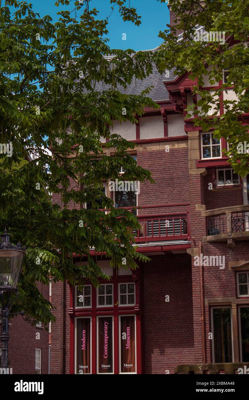 Museo Moco con accenti rossi circondato da alberi, Amsterdam, Paesi Bassi Foto Stock