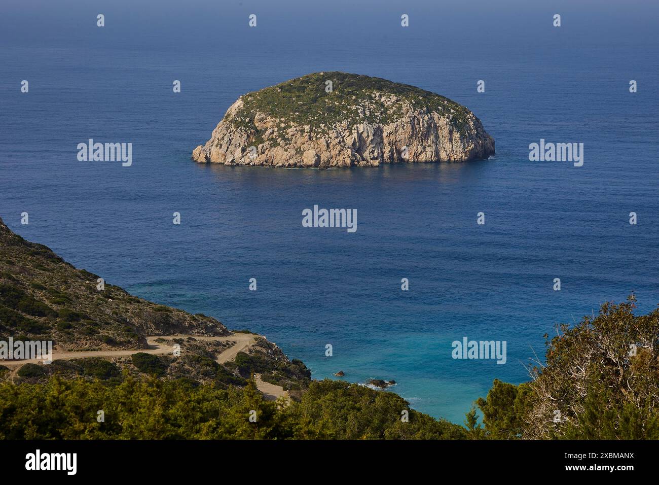 Ampia vista di un'isola isolata nel mare blu, vicino al villaggio di Monolithos, Rodi, Dodecaneso, isole greche, Grecia Foto Stock
