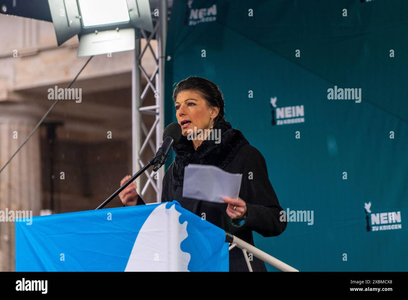 Berlino Germania 25 novembre 2023: Sahra Wagenknecht parla ad una manifestazione contro la guerra e le consegne di armi. Foto Stock