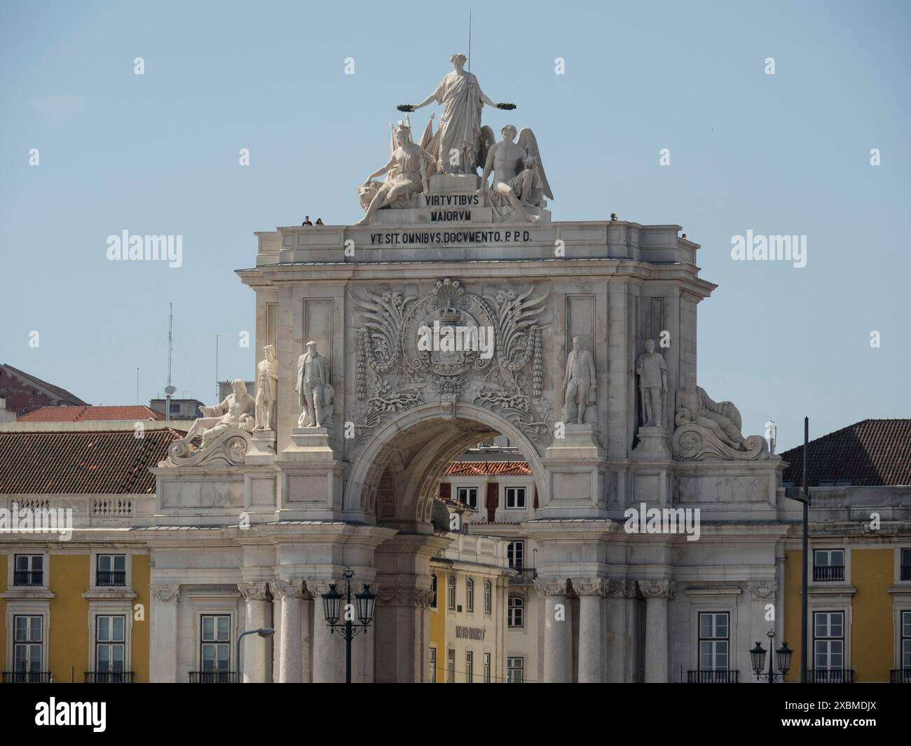 Magnifico arco trionfale con sculture storiche e iscrizioni di significato culturale, Lisbona, Portogallo Foto Stock