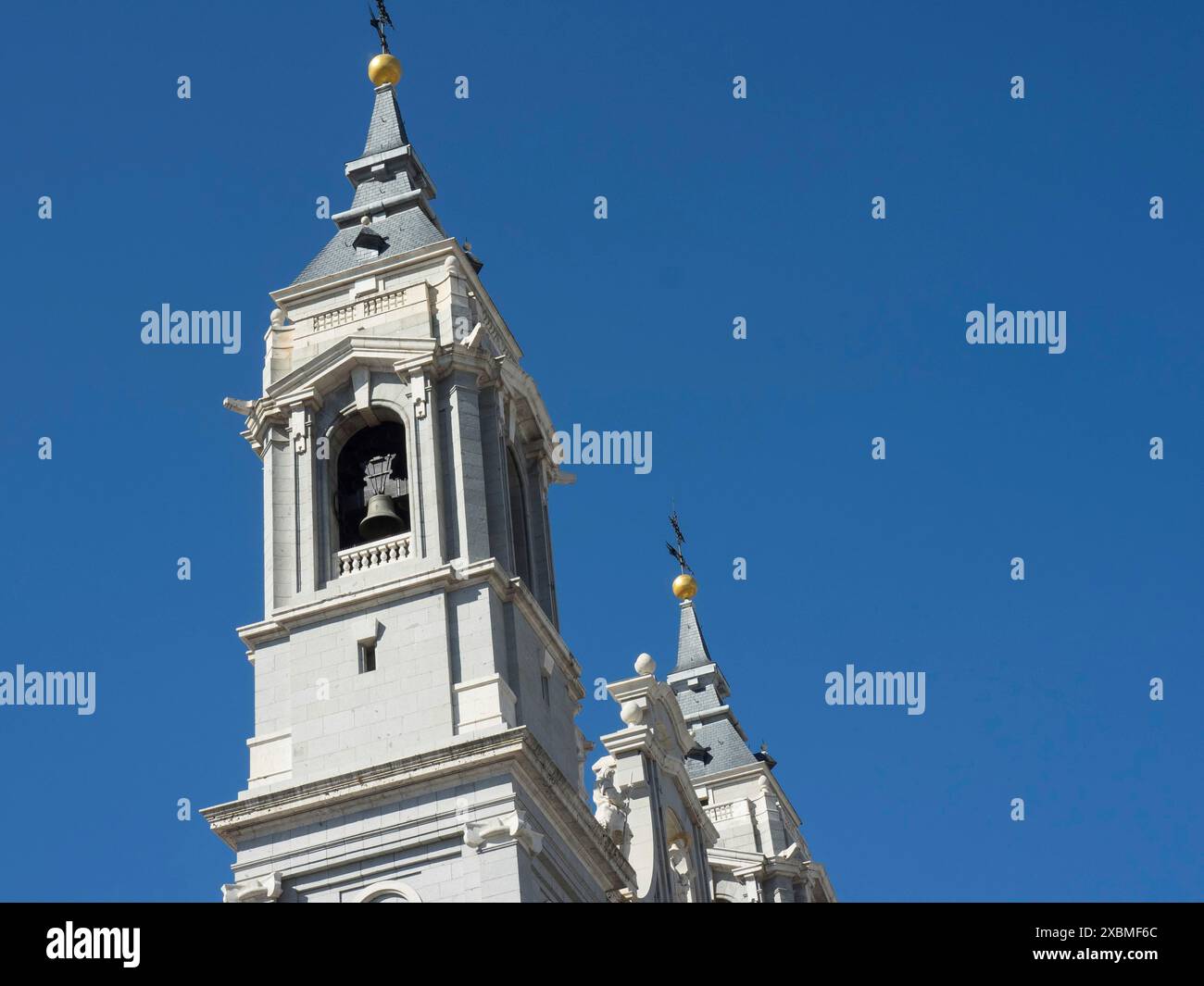 Cielo luminoso con la parte superiore di una torre barocca in primo piano, Madrid, Spagna Foto Stock