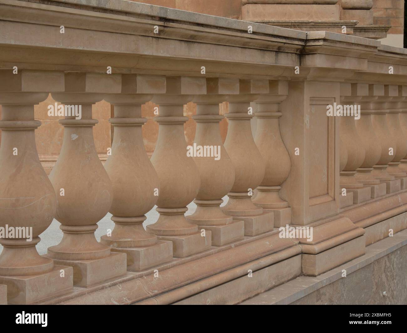 Dettaglio di una balaustra in pietra dal design classico di un edificio, marsaxlokk, mediterraneo, malta Foto Stock
