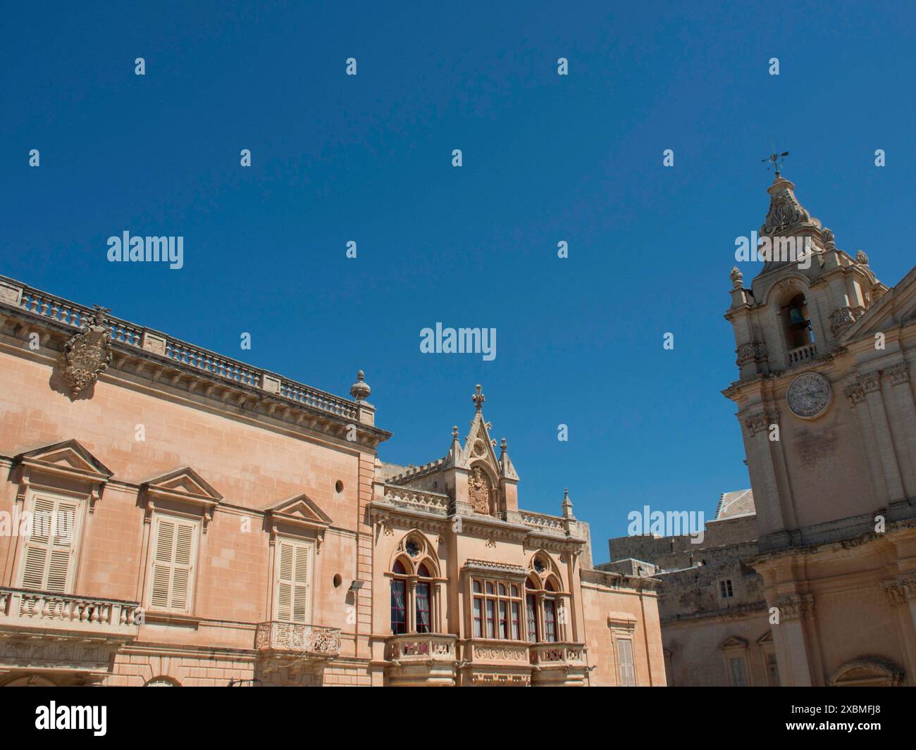 Edifici storici dall'architettura impressionante e facciate classiche sotto un cielo senza nuvole, mdina, mediterraneo, Malta Foto Stock