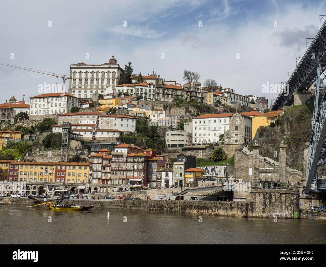 Città storica su una collina con edifici colorati, fiume e ponte sullo sfondo, Porto, Douro, Portogallo Foto Stock