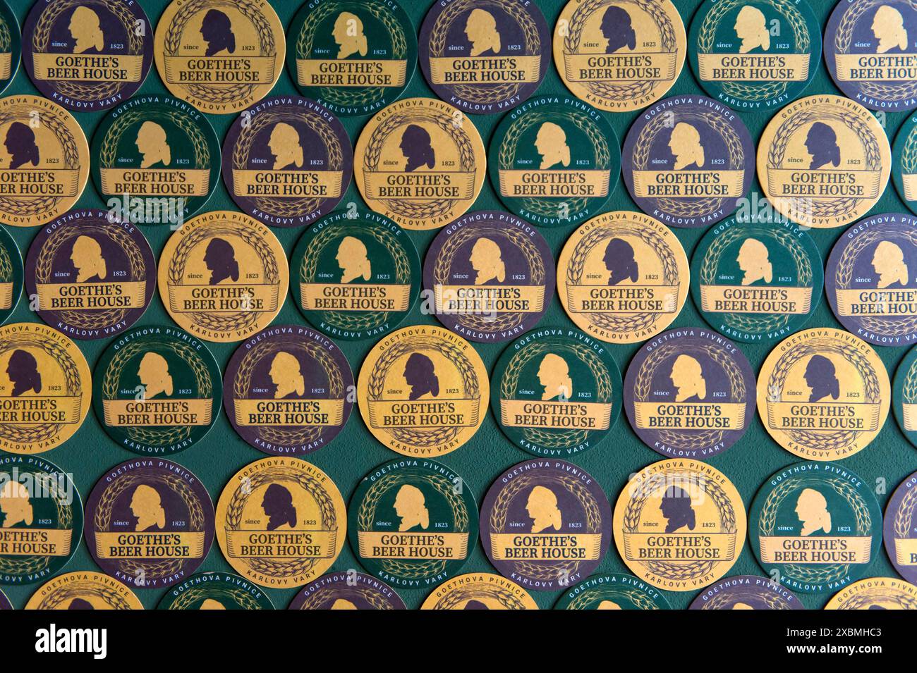 Stuoia di birra con il ritratto di Goethe come decorazione murale nel Bierhaus di Goethe, Karlsbad, Karlovy Vary, Boemia, Repubblica Ceca Foto Stock