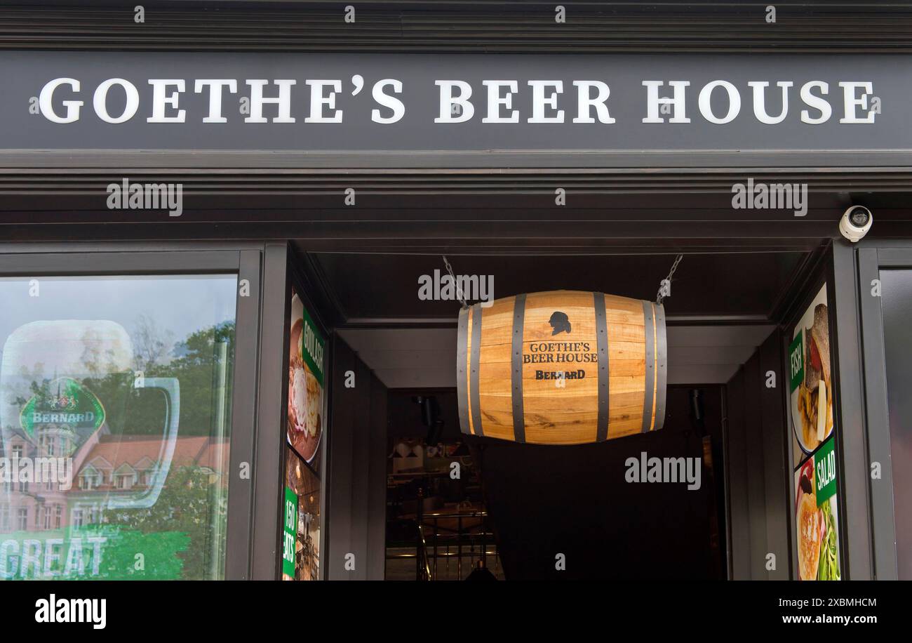 Botte di birra appeso sopra l'ingresso del Bierhaus di Goethe, Karlovy Vary, Boemia, Repubblica Ceca Foto Stock