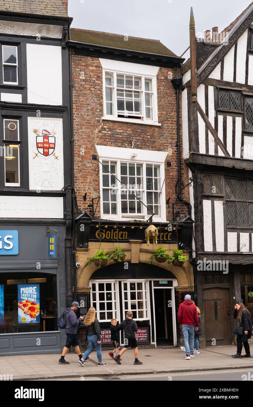 Il Golden Fleece è una locanda di York, Inghilterra, che dispone di un pub gratuito al piano terra e camere ospiti sopra. Risale agli inizi del XVI secolo Foto Stock