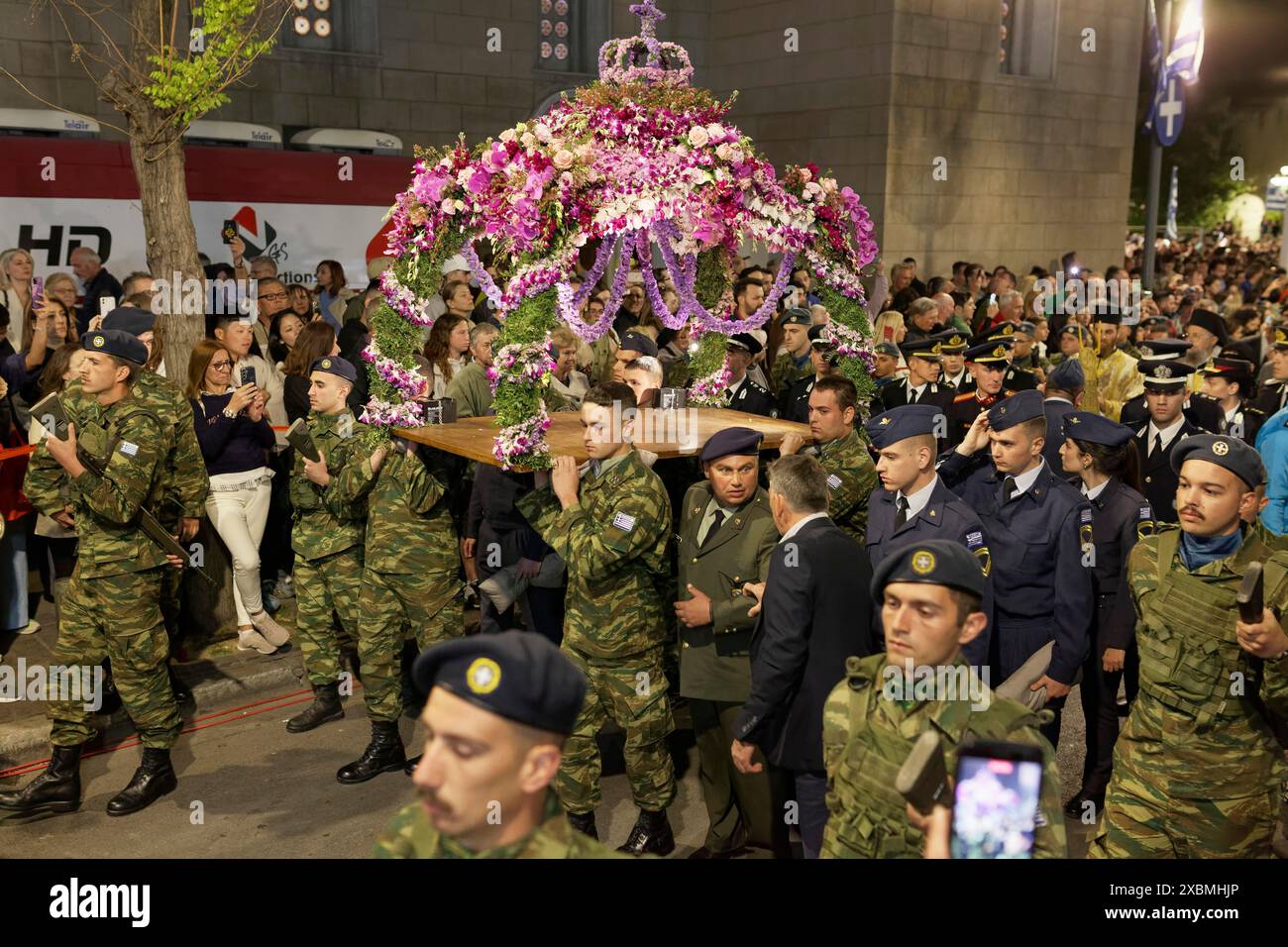 Processione greco-ortodossa del venerdì Santo, presbiteri in paramenti liturgici, Cattedrale dell'Annunciazione, Mitropoli, Atene, Grecia Foto Stock