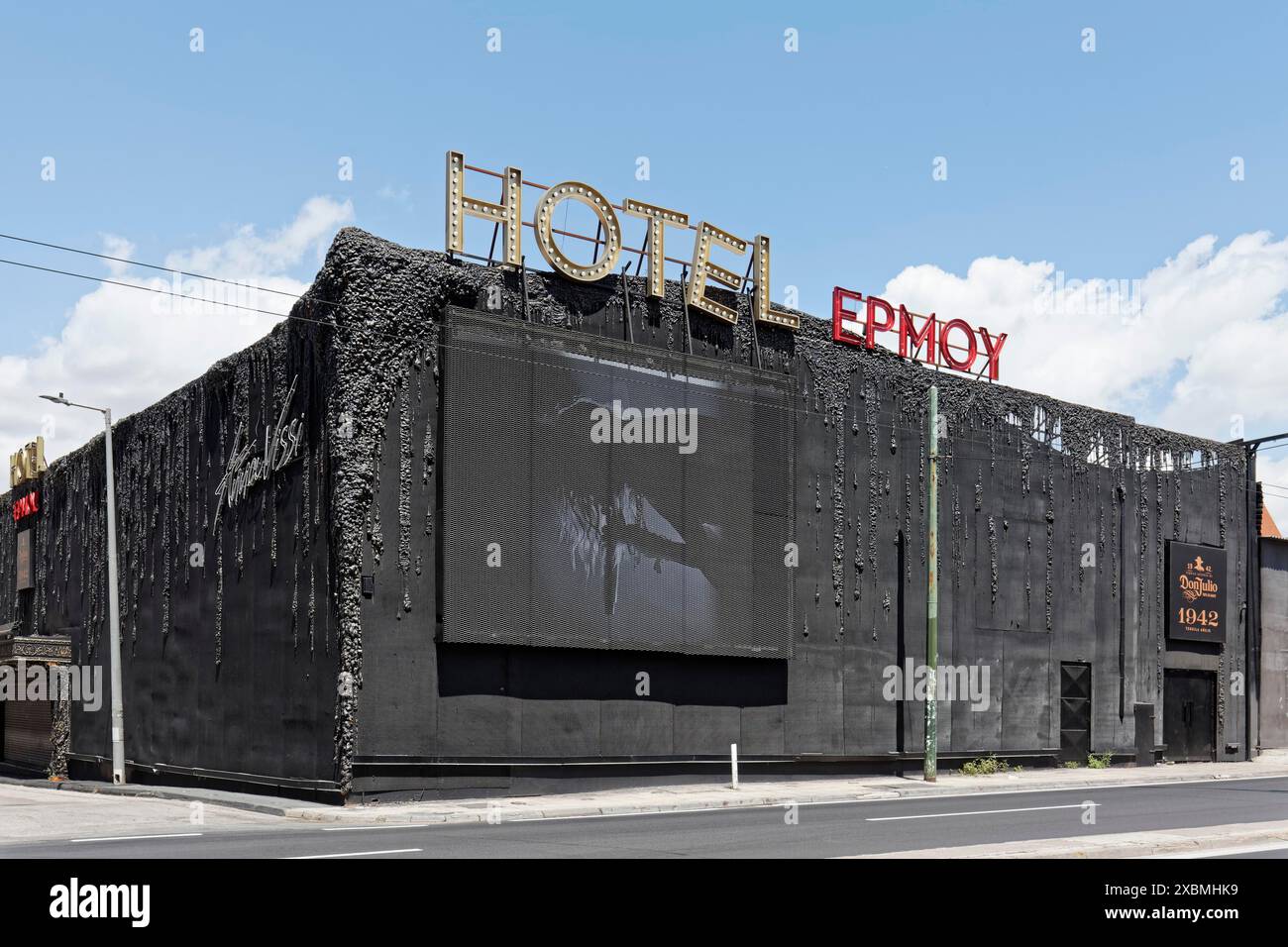 Edificio nero con video wall in via Pireo, nightclub Hotel Ermou, Bouzouki Club, quartiere Gazi, Atene, Grecia Foto Stock