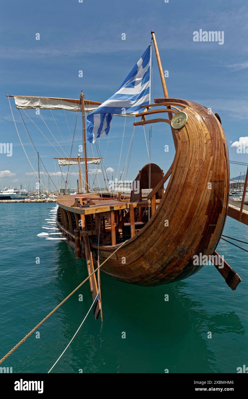 Trireme Olympias, tre portatori, replica di un'antica nave da guerra, Zea Marina, Paleo Faliro, Atene, Attica, Grecia Foto Stock