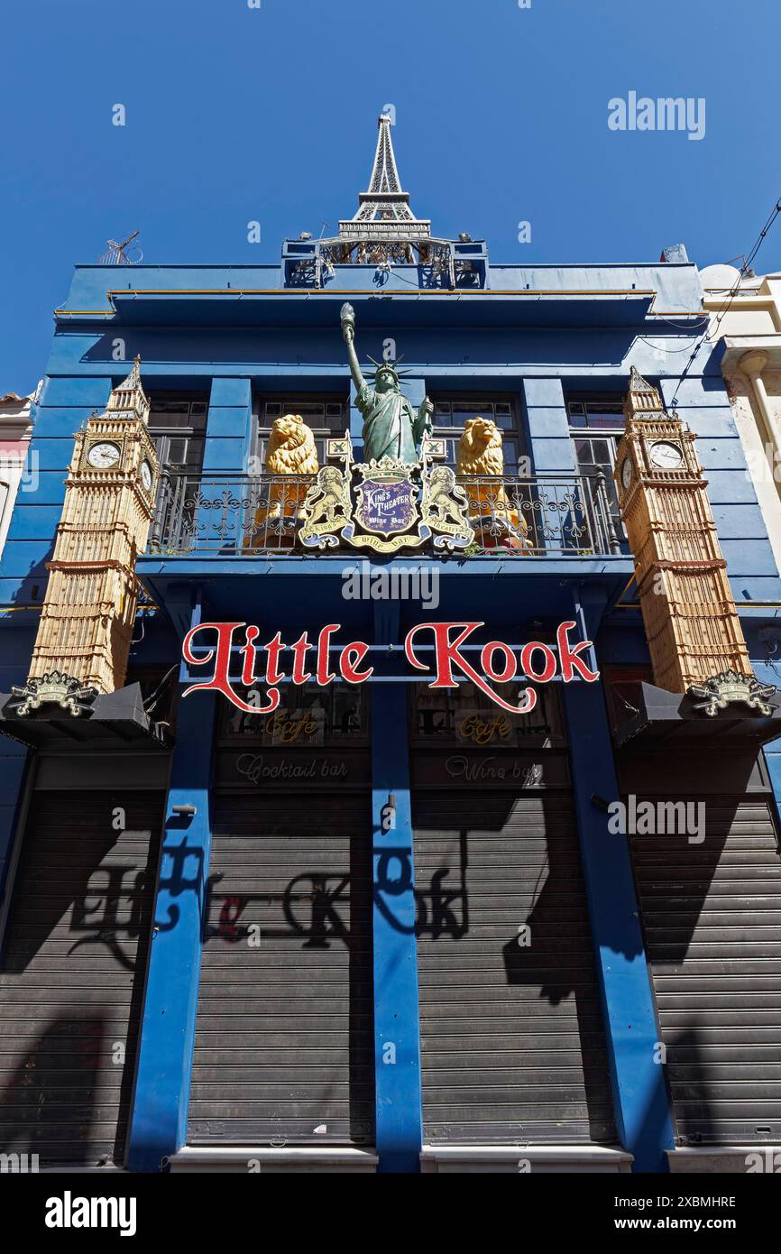 Little Kook Kings Theatre Wine Bar, ristorante con facciata originariamente decorata, Big Ben e Statua della libertà, quartiere di Psirri, Atene, Grecia Foto Stock