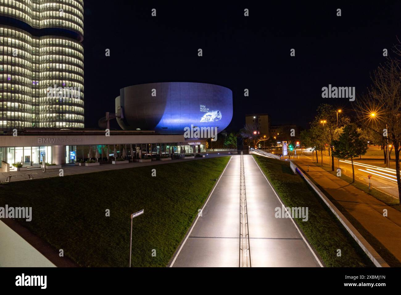 BMW a quattro cilindri o BMW tower, sede centrale del gruppo BMW, Monaco, Baviera, Germania Foto Stock