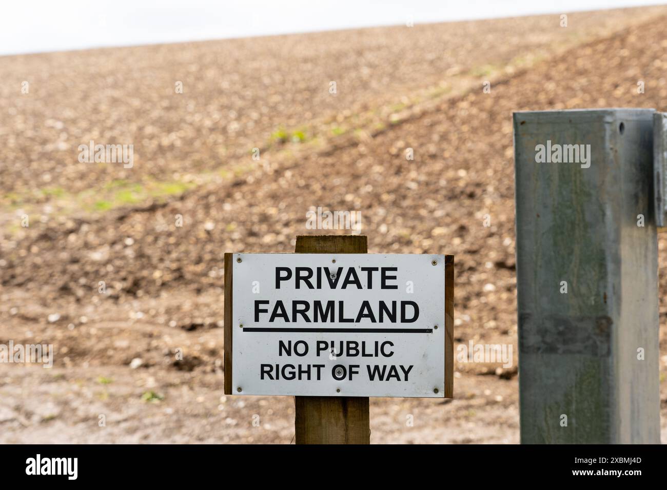 Firma su terreni agricoli indicando terreni agricoli privati e nessun diritto pubblico di passaggio, Hampshire, Inghilterra. Concetto: Diritto di passaggio pubblico, terreno privato, proprietà privata Foto Stock