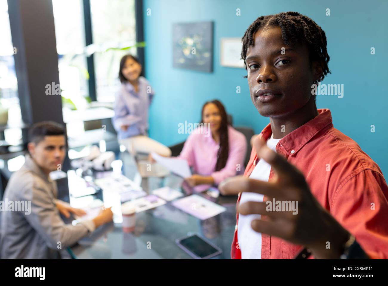Colleghi diversi che collaborano in un ufficio moderno per un progetto aziendale di startup Foto Stock