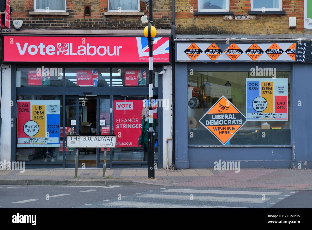 I partiti liberali democratici e laburisti istituirono un negozio con uffici distaccati uno accanto all'altro a South Wimbledon. Foto Stock
