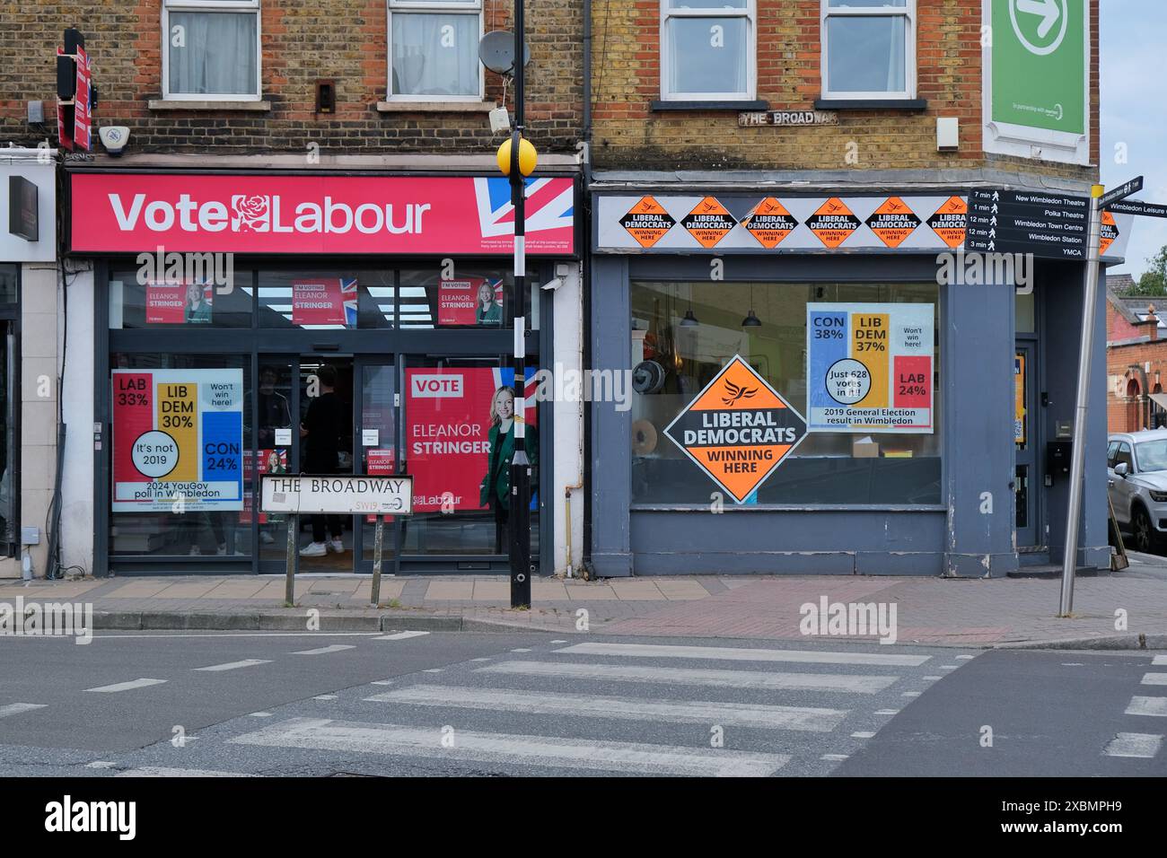 I partiti liberali democratici e laburisti istituirono un negozio con uffici distaccati uno accanto all'altro a South Wimbledon. Foto Stock