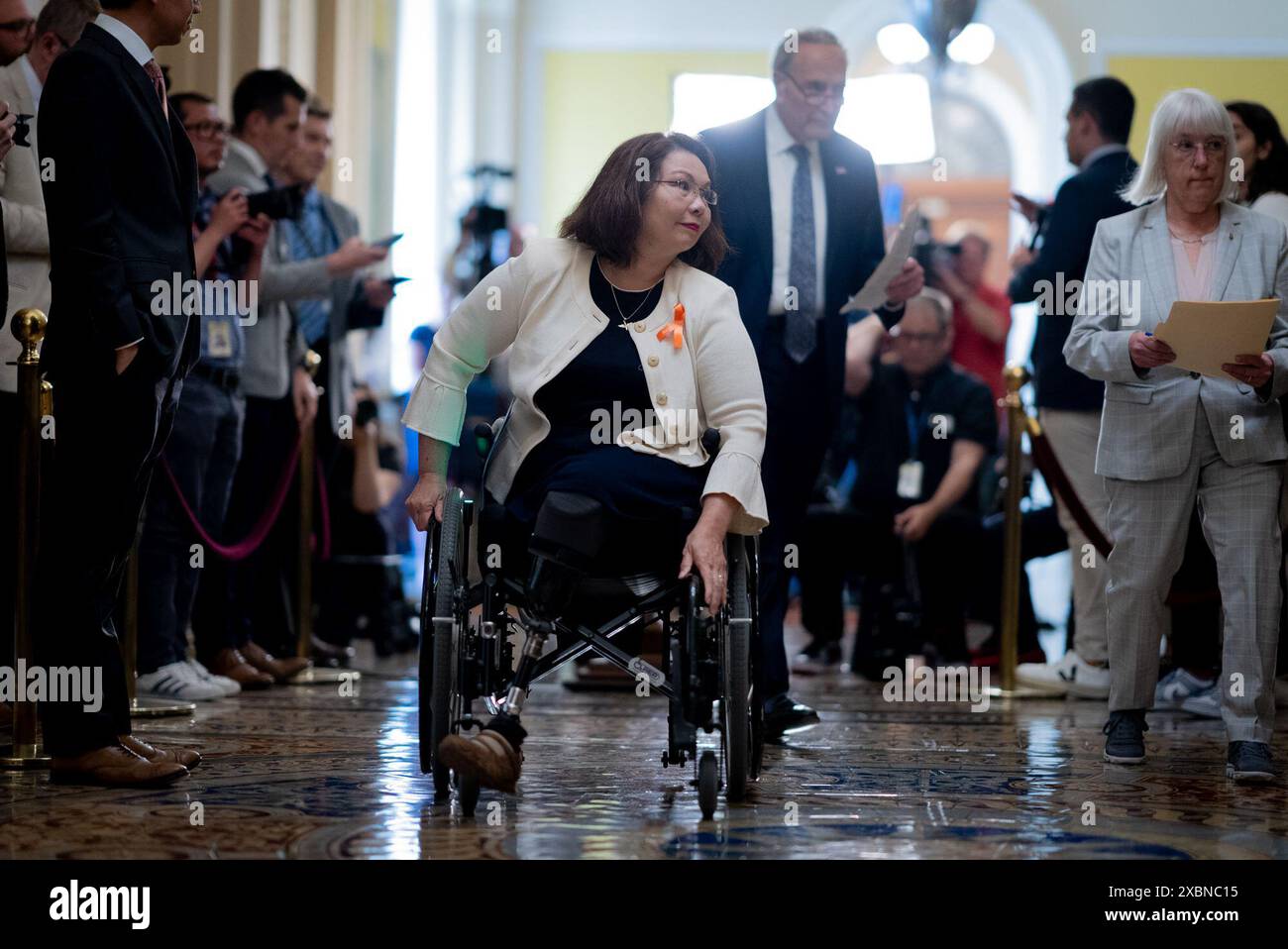 Washington, District of Columbia, USA. 12 giugno 2024. Il senatore TAMMY DUCKWORTH (D-il) lascia il briefing settimanale con la leadership del Senato Democratico presso l'Ohio Clock Corridor fuori dalla camera del Senato, 12 giugno 2024 (Credit Image: © Douglas Christian/ZUMA Press Wire) SOLO USO EDITORIALE! Non per USO commerciale! Foto Stock