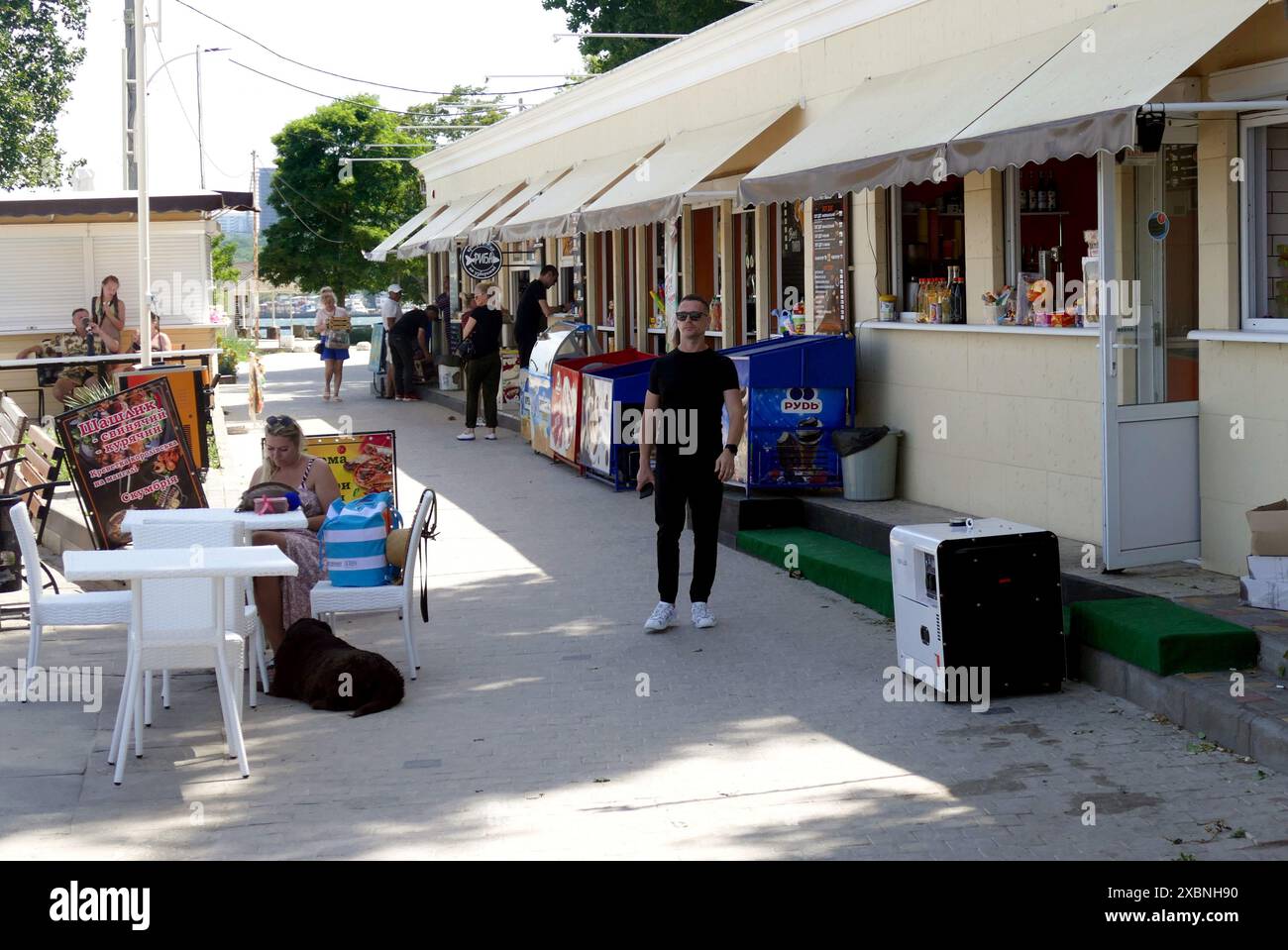 Non esclusiva: ODESA, UCRAINA - 11 GIUGNO 2024 - Un generatore alimenta un caffè al mare durante i blackout rotanti, Odesa, Ucraina meridionale. Foto Stock