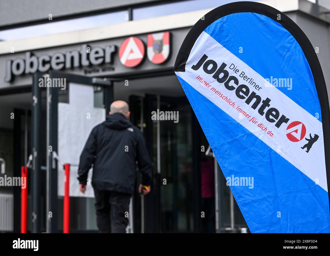 Berlino, Germania. 12 giugno 2024. Il Jobcenter Berlin Mitte è aperto il giorno delle opportunità. Con il motto "Focus on Integration and Diversity", l'evento offre un programma vario con informazioni, intrattenimento e discussioni con datori di lavoro, istituti di istruzione e centri di consulenza. Crediti: Jens Kalaene/dpa/Alamy Live News Foto Stock