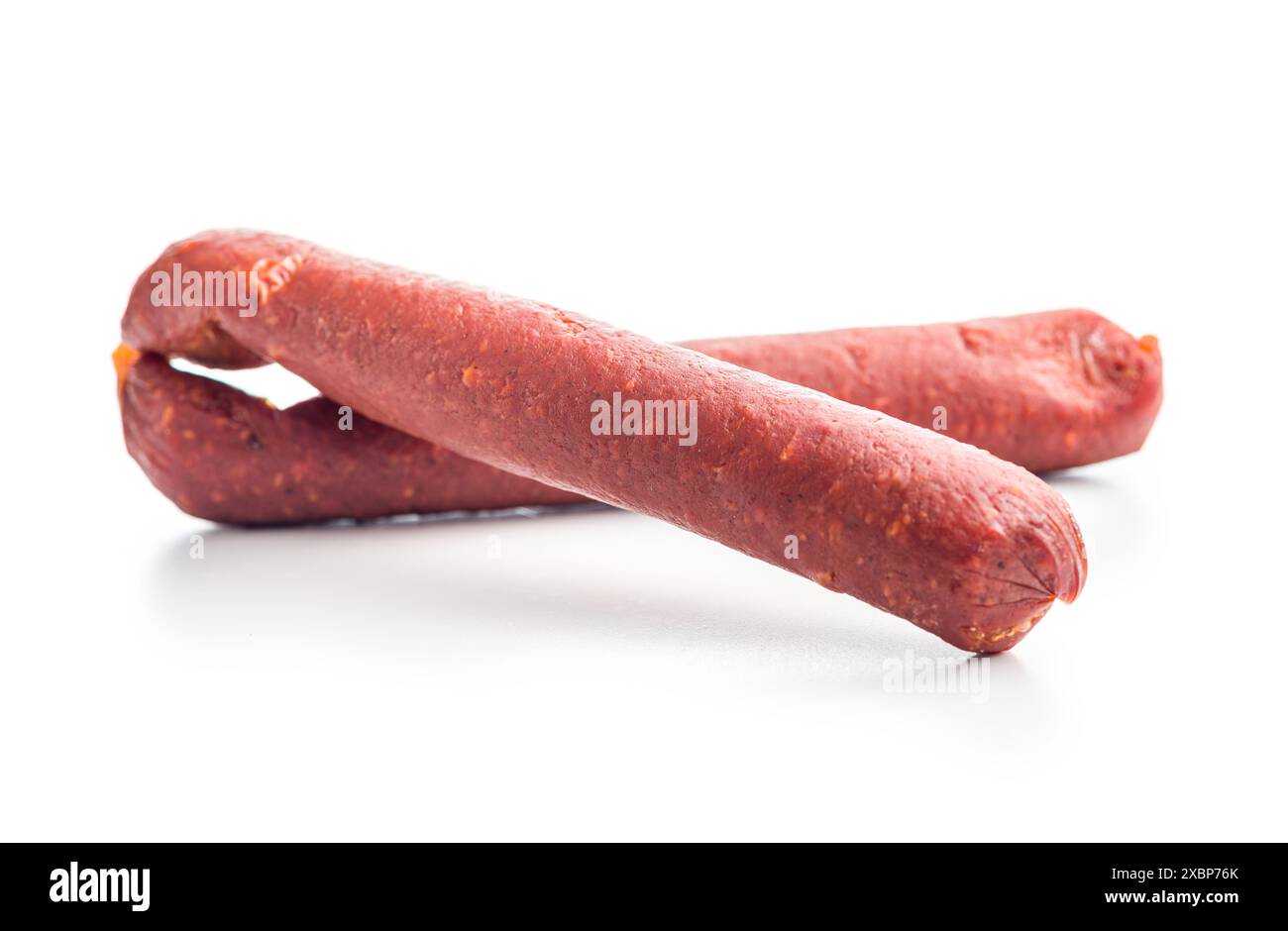 Salame affumicato, salsicce isolate su fondo bianco. Foto Stock