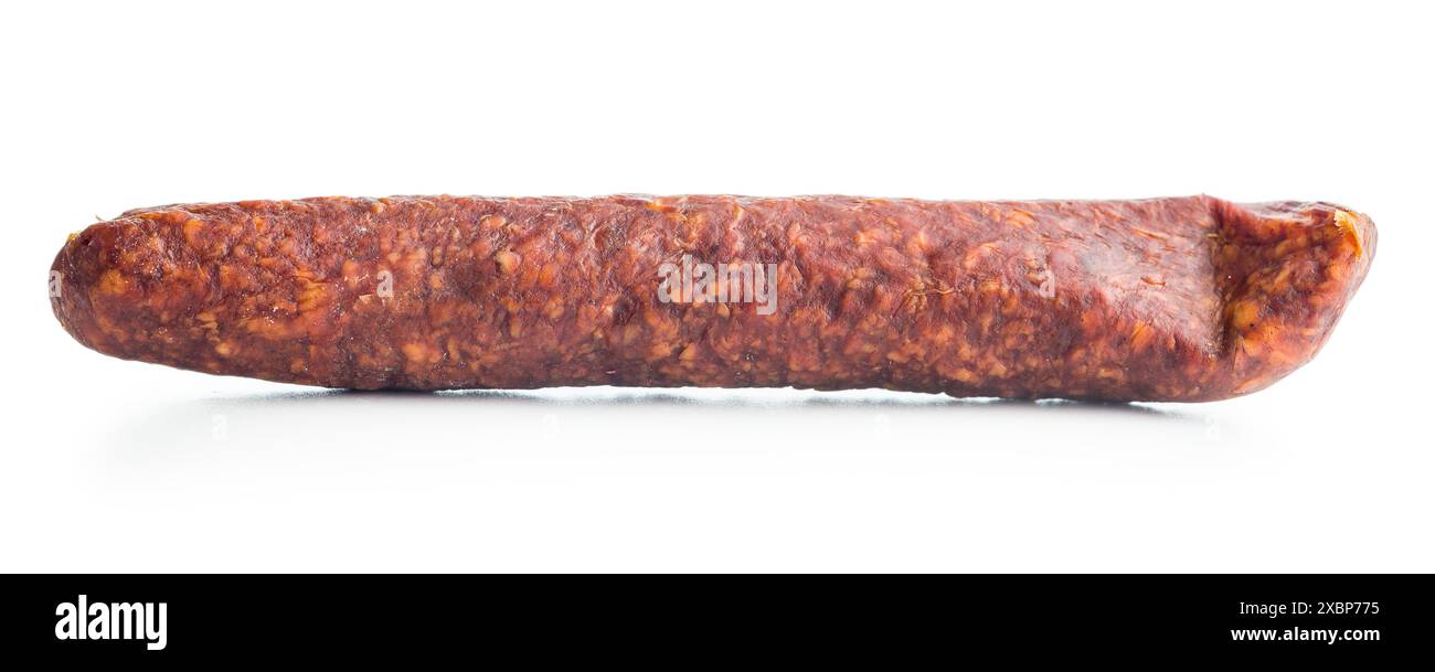 Salsiccia affumicata isolata su sfondo bianco. Foto Stock