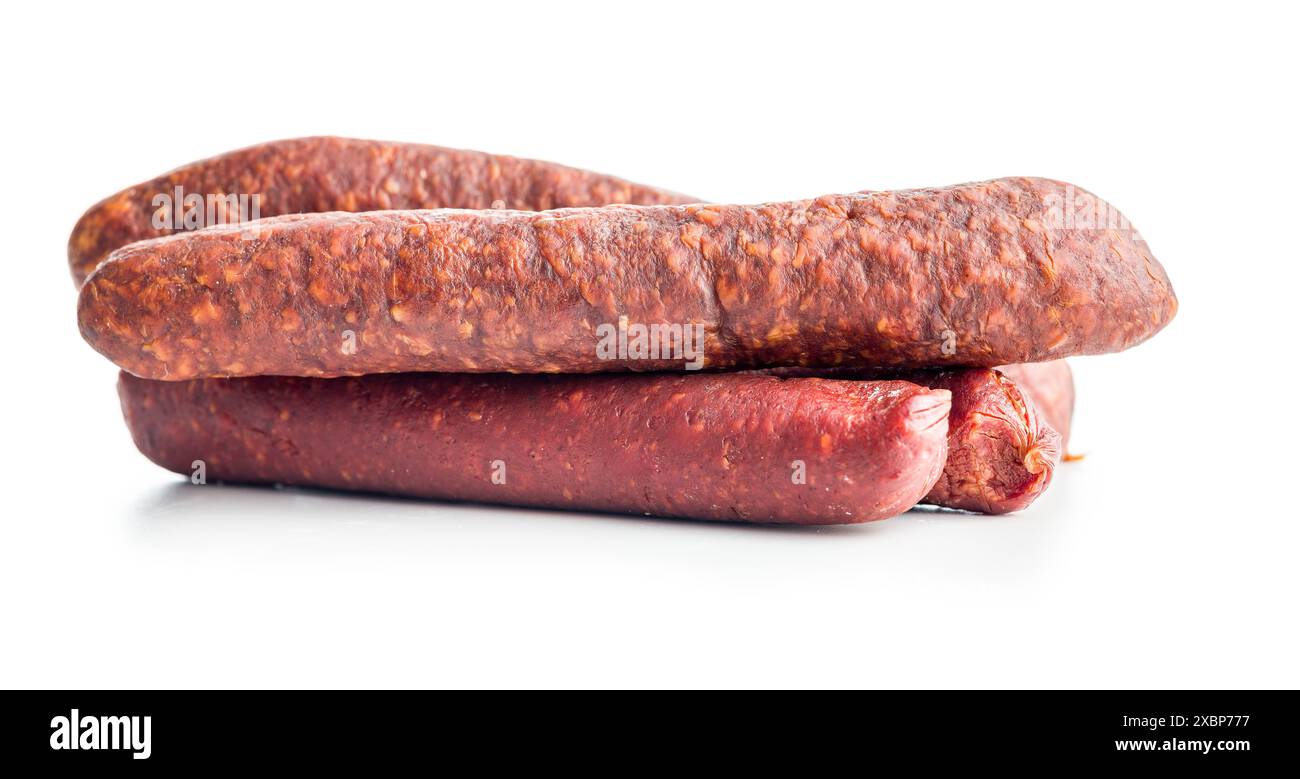 Salame affumicato, salsicce isolate su fondo bianco. Foto Stock