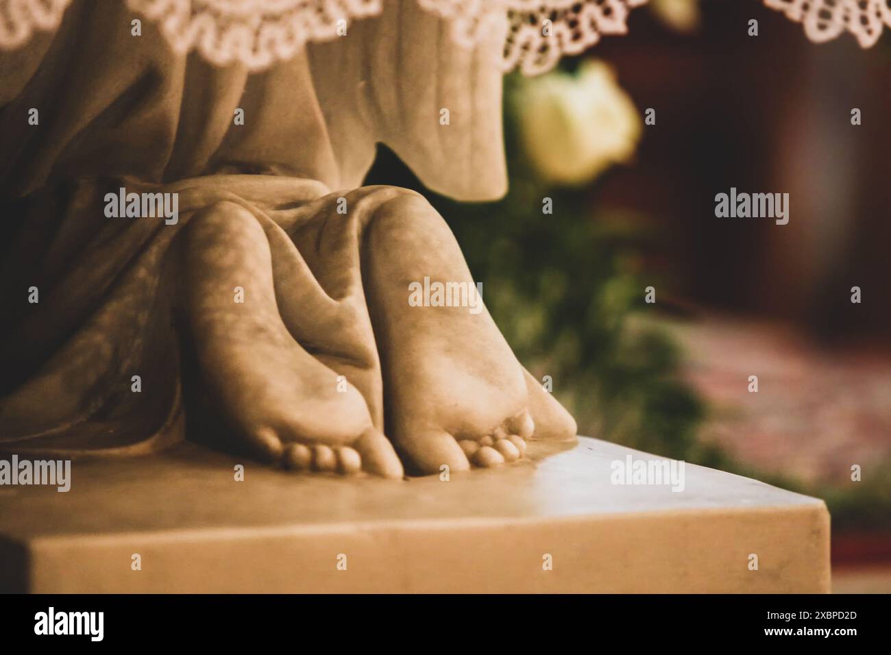 Primo piano di una statua di gesù bambino sulla pietra, che simboleggia la fede cristiana, la spiritualità e la santità. Design tradizionale negli interni della chiesa per il culto Foto Stock