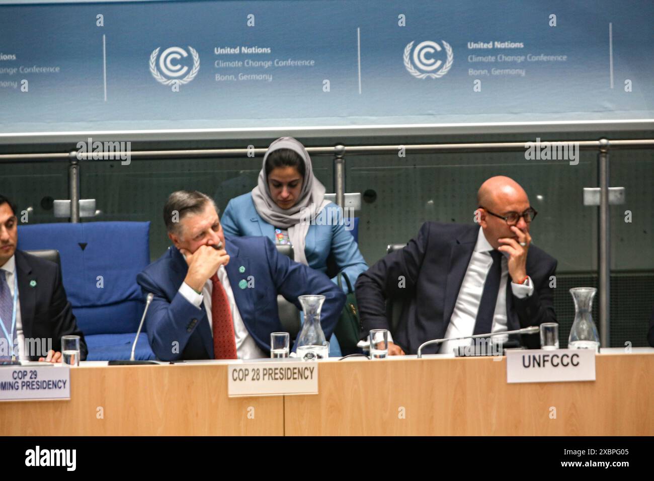 Bonn, Germania, Germania. 11 giugno 2024. SIMON STIELL segretario esecutivo del quadro delle Nazioni Unite sui cambiamenti climatici (UNFCCC) e la presidenza della COP 28 siedono nel comitato del gruppo di esperti di una discussione aperta durante la convenzione UNFCCC, SB 60 sul programma di lavoro degli Emirati Arabi Uniti sulla transizione giusta nella sala da camera dell'edificio Plenario del centro conferenze mondiale di Bonn. Questo è il punto di partenza dei preparativi per l'evento COP29 che si terrà a Baku, Azerbaigian, nel novembre di quest'anno. (Credit Image: © Bianca Otero/ZUMA Press Wire) SOLO PER USO EDITORIALE! Non per USO commerciale! Foto Stock