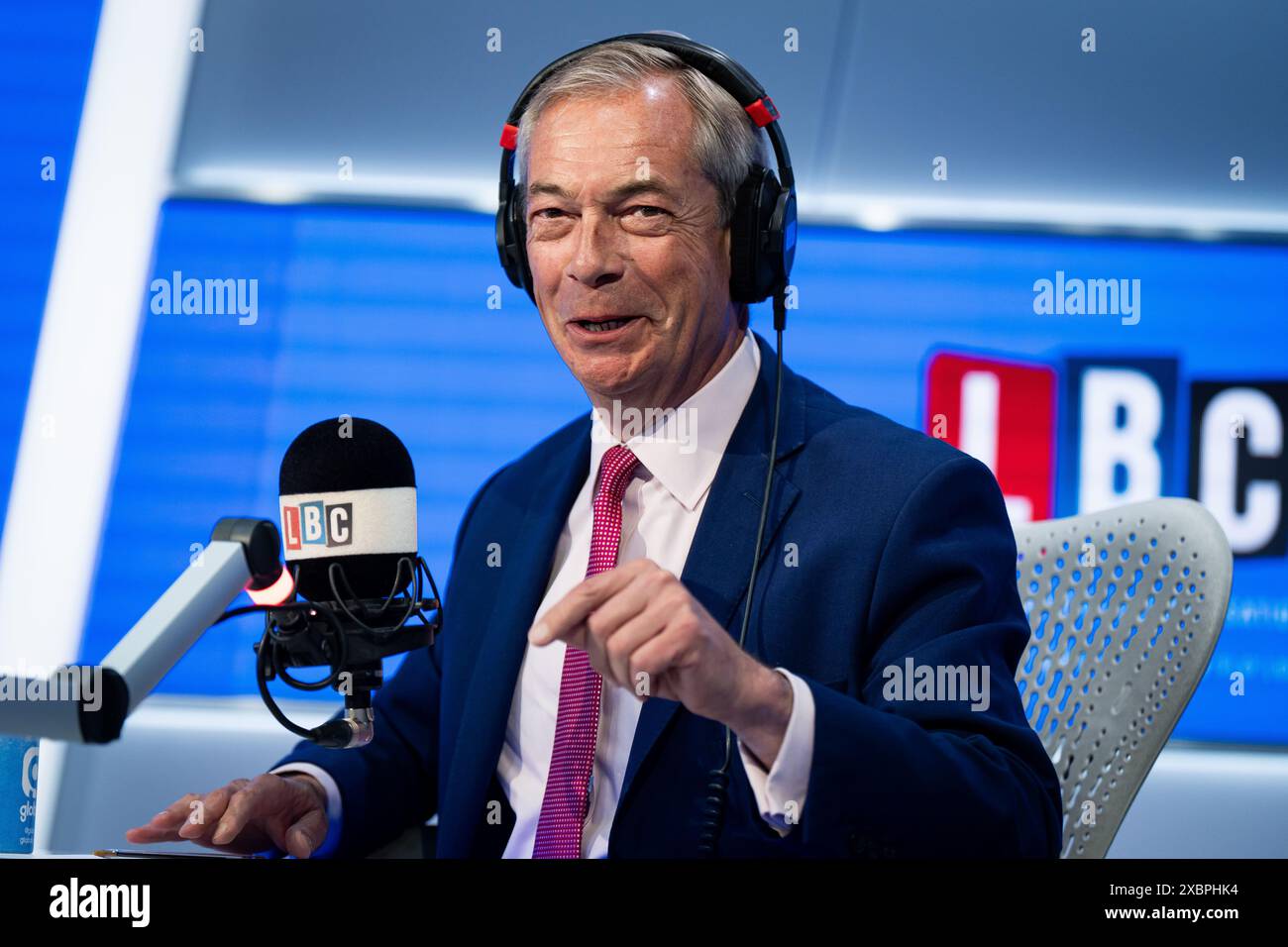Nigel Farage, leader della riforma del Regno Unito, durante LBC, Nick Ferrari al Breakfast Show al Global di Leicester Square, Londra, mentre si trova sulla pista della campagna elettorale generale. Data foto: Giovedì 13 giugno 2024. Foto Stock