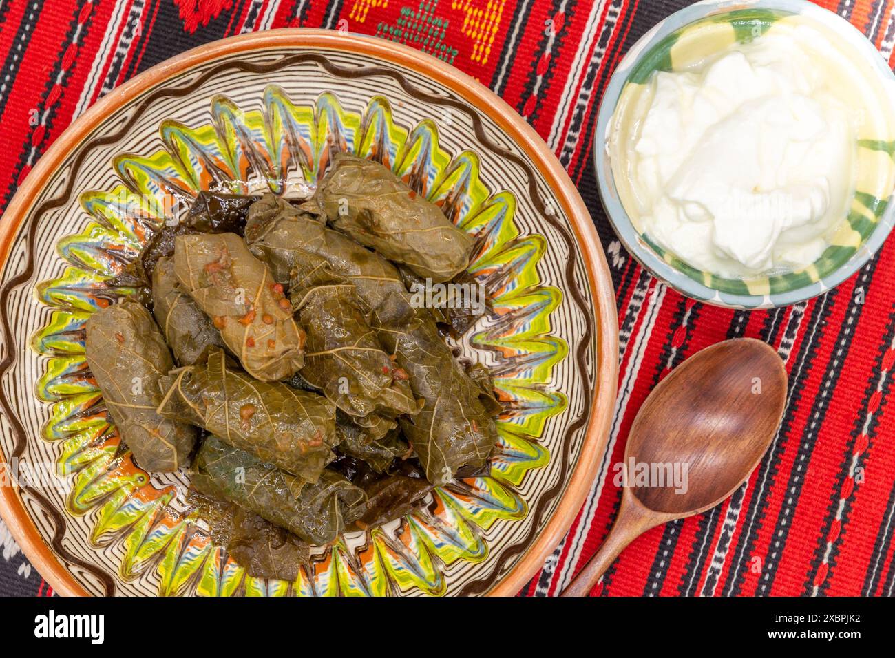 involtini di carne avvolti con foglie di vino, cucina balcanica sarma Foto Stock